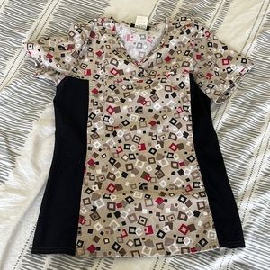 Cherokee geometric scrub top
